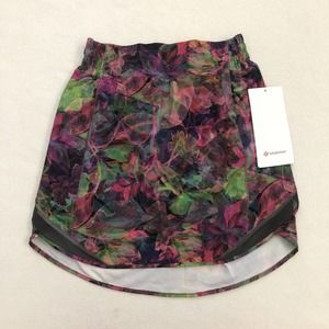 NWT Lululemon Vivid Floral Tone Multi Graphite Grey Hotty Hot HR Skirt 2 Long
